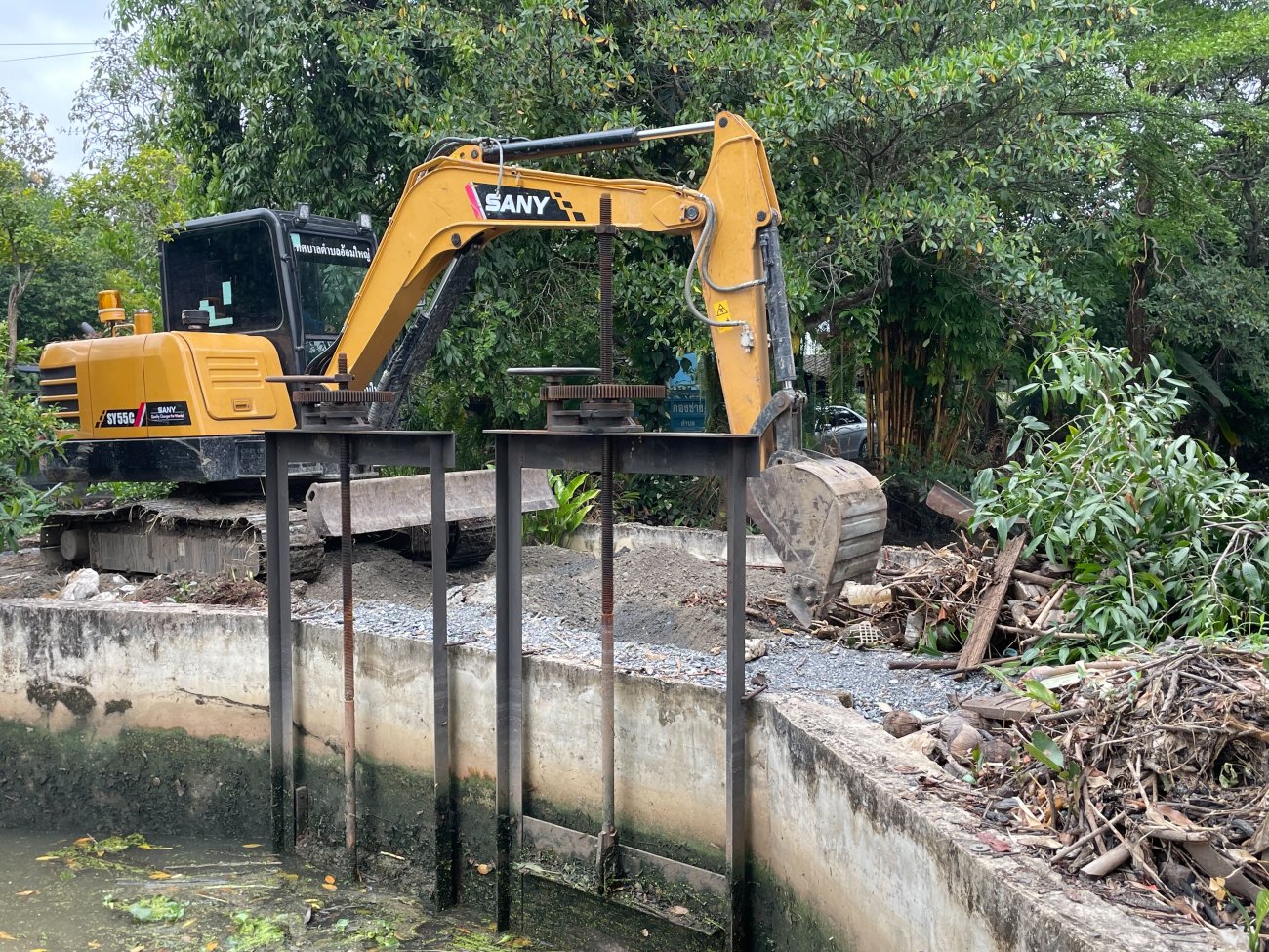 ลงพื้นที่นำเจ้าหน้าที่ เสริมแนวกระสอบทราย เพื่อเพิ่มประสิทธิภาพในการป้องกันน้ำ บริเวณปากคลองโพธิทอง