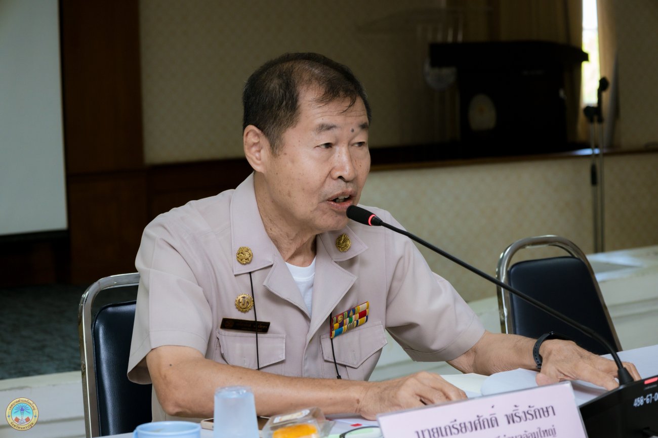 ประชุมเพื่อติดตามผลการดำเนินงาน ของหน่วยงานในเทศบาลตำบลอ้อมใหญ่