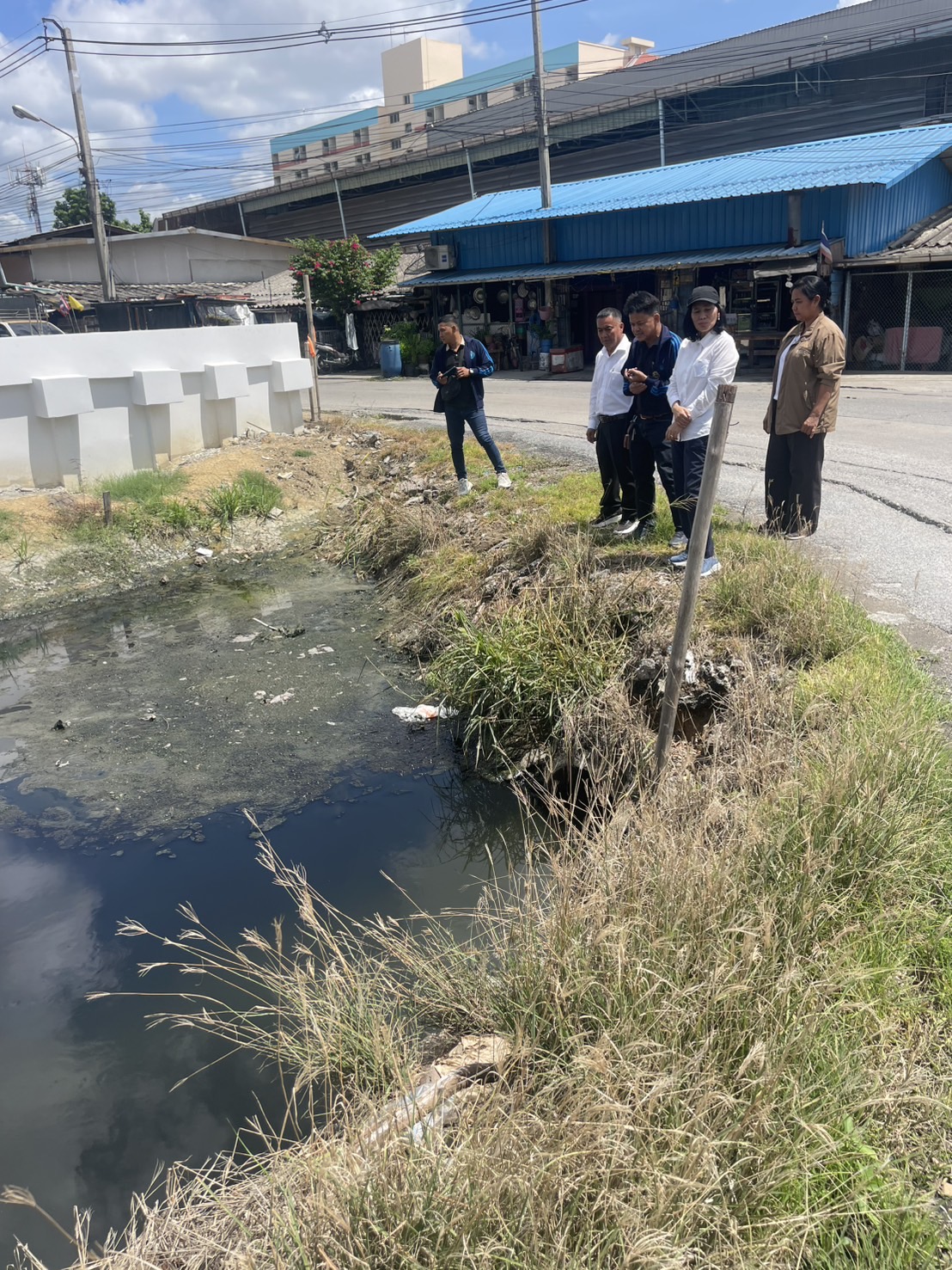 ลงพื้นที่ร่วมกับเจ้าหน้าที่กองช่างเทศบาลนครอ้อมน้อย เพื่อปรึกษาหารือและสำรวจแนวทางแก้ไขปัญหาคลองตื้นเขิน บริเวณซอยพงษ์ศิริชัย 2