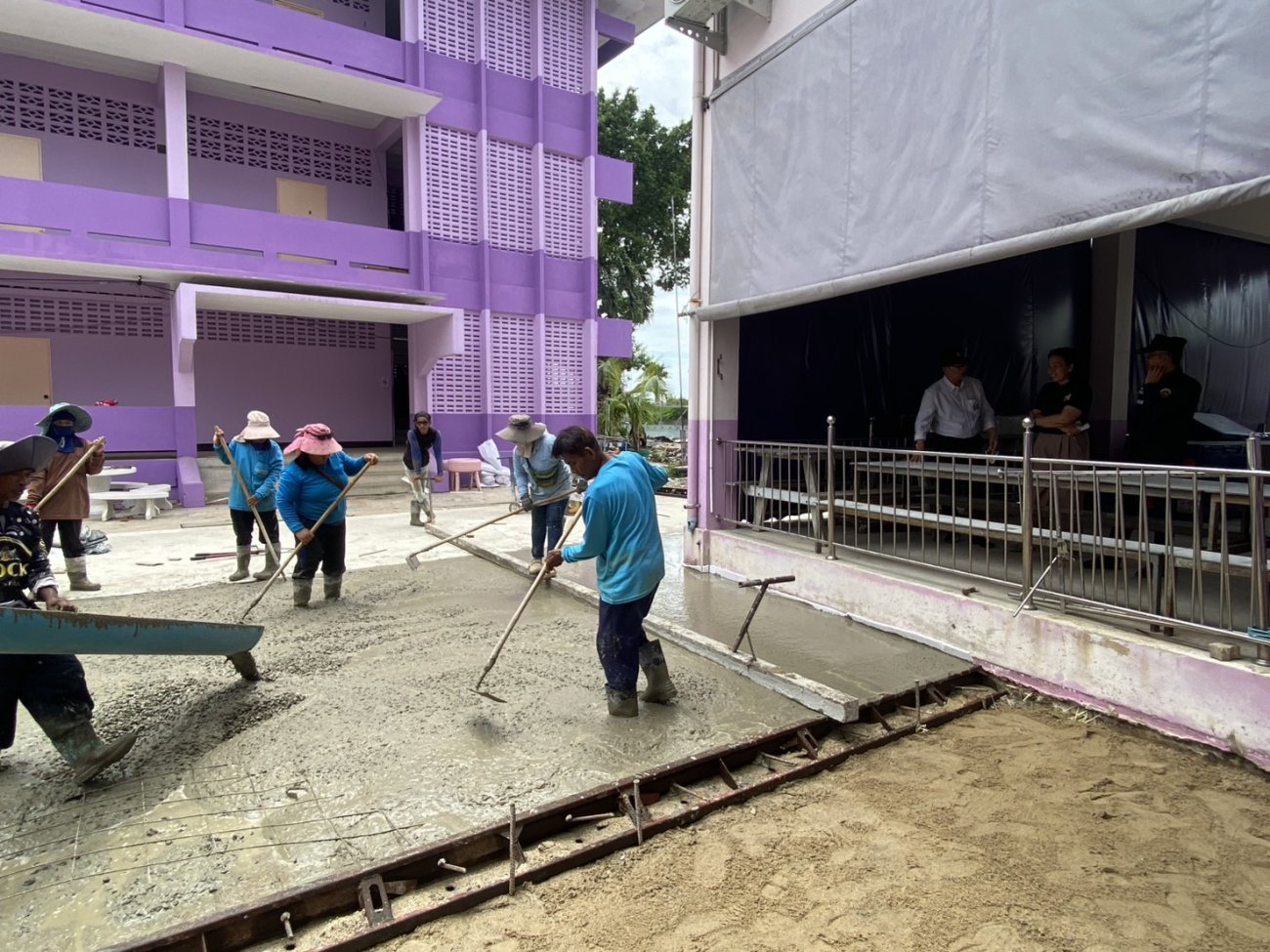 ลงพื้นที่ตรวจสอบและติดตามความคืบหน้าการปฏิบัติงานในพื้นที่ ได้แก่ งานปรับปรุงพื้นโรงเรียนเทศบาล 1 วัดเทียนดัด ถนนคลองเจ๊ก และงานจัดทำเขื่อนกั้นน้ำและประตูน้ำ บริเวณข้างบ้านนายโสภณ หมู่ที่ 5 ตำบลบ้านใหม่