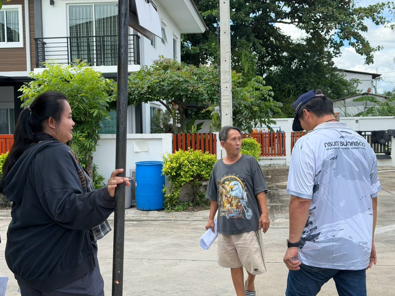 นางสุขวสา ชุนถนอม ประธานสภาเทศบาลตำบลอ้อมใหญ่ นำทีม สมาชิกสภาเทศบาลฯ ผู้ใหญ่บ้าน ผู้นำชุมชน และเจ้าหน้าที่เทศบาลตำบลอ้อมใหญ่ ลงพื้นที่ ชุมชนเพชรอ้อมใหญ่