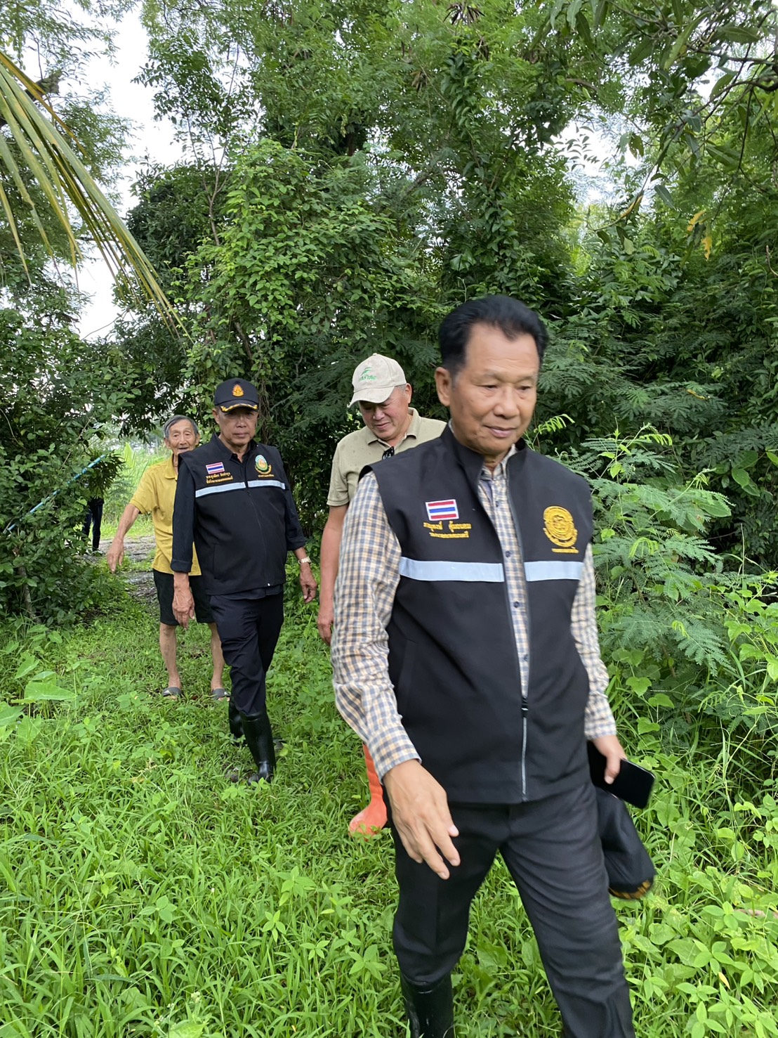ลงพื้นที่หมู่ที่ 5 เพื่อตรวจสอบสภาพพื้นที่และแนวคันกั้นน้ำ พร้อมรับฟังปัญหาและความเดือดร้อนของประชาชน